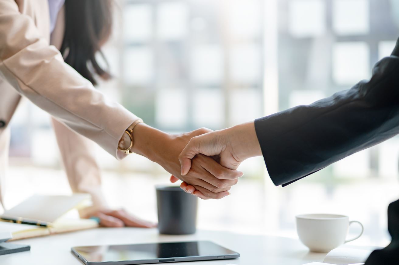 Imagen de personas estrechandose la mano Imagen de personas estrechandose la mano